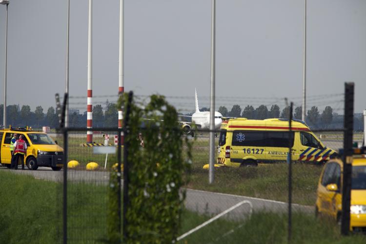 KOMMUNIKATIOSNSBRIST. Der er 183 ombordværende på det spanske passagerfly, der tidligere på eftermiddagen blev frygtet kapret. Passagerene venter fortsat på at komme af flyet i schiphol-lufthavnen i Amsterdam. 