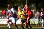 DUELLEN. I denne omgang fik Lasse Krogh fat i bolden i duel med Simon Makienok. 