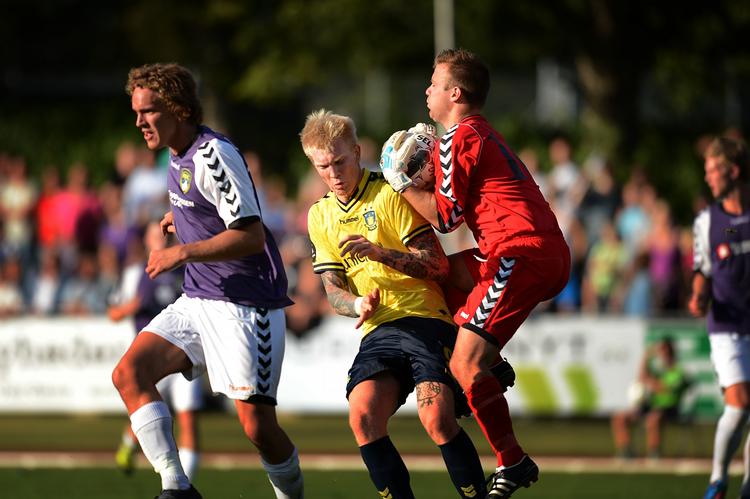 DUELLEN. I denne omgang fik Lasse Krogh fat i bolden i duel med Simon Makienok. 