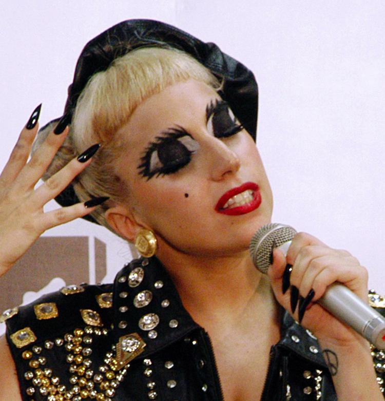 gaga. Sangerinden drømmer sig væk under en pressekonference i Japan. Spillestedet Culture Box holder efterfest, når hun gæster København på søndag. 