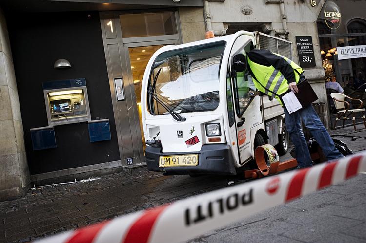 Dræber. En løbsk el-skraldebil har koste turist livet på Strøget. 