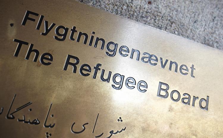 KOVENDING. Flygtningenævnet har lavet en kovending og genoptaget to afviste asylsager, som ifølge eksperter kan få principiel betydning, hvis nævnets afgørelse omstødes. 