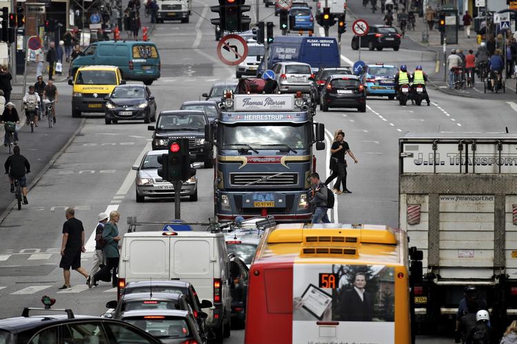 liv. På billedet ses Amagerbrogade, som vi kender den - levende, travl og trafikeret. Derfor bør politikerne skele til Nørrebrogade, der nu ligger som et ar i en charmerende bydel, før de ændrer i gaden. 