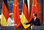 besøgsvenner. Angela Merkel trykker hånd med Kinas regeringsleder Wen Jiabao. Det er anden gang inden for godt et halvt år, at den tyske kansler besøger Kina. 