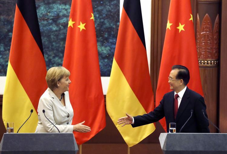 besøgsvenner. Angela Merkel trykker hånd med Kinas regeringsleder Wen Jiabao. Det er anden gang inden for godt et halvt år, at den tyske kansler besøger Kina. 