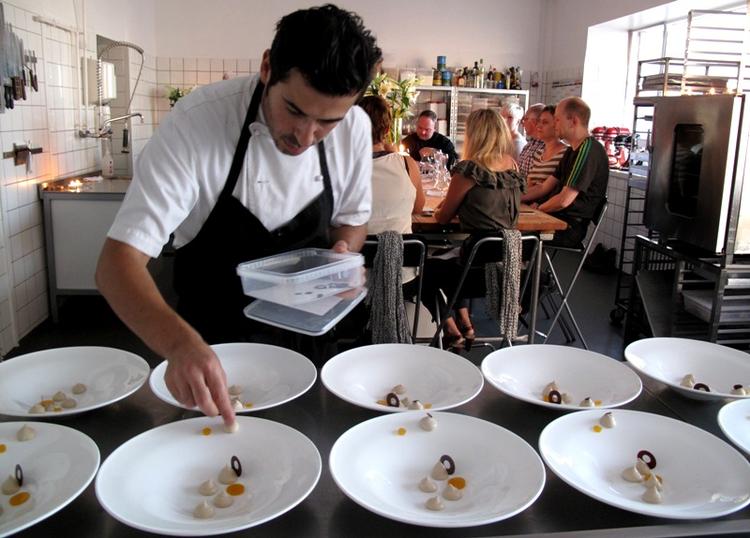 Dessertorgie. Nikolaos Strangas serverede onsdag aften et aftensmåltid bestående af seks raffinerede desserter. 
