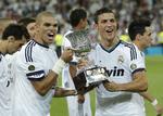 vindere. Pepe og Ronaldo har godt fat i pokalen, efter 2-1-sejren over Barcelona. 