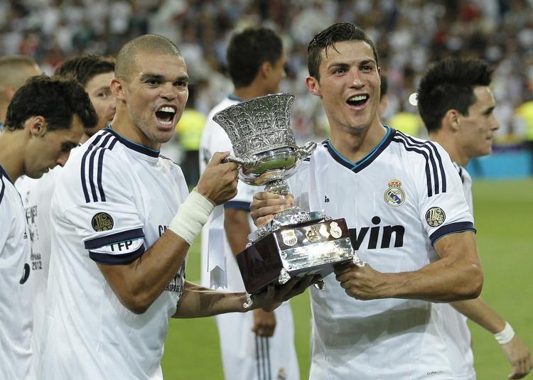 vindere. Pepe og Ronaldo har godt fat i pokalen, efter 2-1-sejren over Barcelona. 