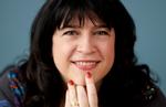 Succesforfatter. E. L. James slår alle rekorder med sin erotiske trilogi 'Fifty Shades'. Den første bog i serien udkommer på dansk på fredag 31. august, og på Københavns Bibliotekters hjemmeside kan man se, at 73 utålmodige lånere allerede har stillet sig i kø. 