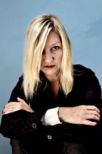 Sanselig. Naja Marie Aidts roman er et studie i, hvordan vi hver især er lukket inde i vores eget  perspektiv på tingene. Det kan lyde trist og klaustrofobisk, men er det så langt fra her. 