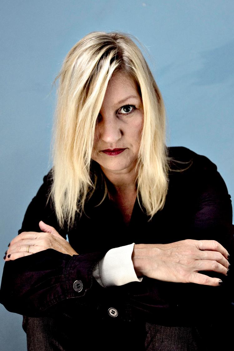 Sanselig. Naja Marie Aidts roman er et studie i, hvordan vi hver især er lukket inde i vores eget  perspektiv på tingene. Det kan lyde trist og klaustrofobisk, men er det så langt fra her. 