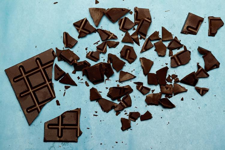 Forebyggelse. Der er stoffer i chokolade, der gør godt for blod og blodkar og kan forebygge slagtilfælde - men man skal stadig ikke spise for meget. 