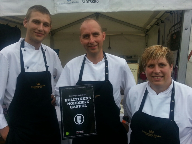 Vinderholdet. Køkkenchef på Schackenborg Slotskro Henning Kohl (i midten) havde taget kokkeeleven Rasmus Leth Vemmelund og sin souschef Louise Andersen med til 'Nordic Taste' for at tilberede Rømø-rejer. Det kunne publikum lide. 