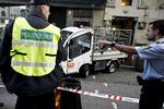 dødsulykke. Det var skraldebilen i baggrunden som i går pludselig gav sig til at køre af sig selv, så den ramte og dræbte en turist. 