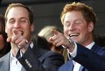 Skandale. Den britiske prins Harry (th) har været på forsiden af utallige aviser, siden avisen The Sun trykte nøgenbilleder af ham. Her er han til dronning Elizabeths 60-års jubilæum med broderen prins William. 