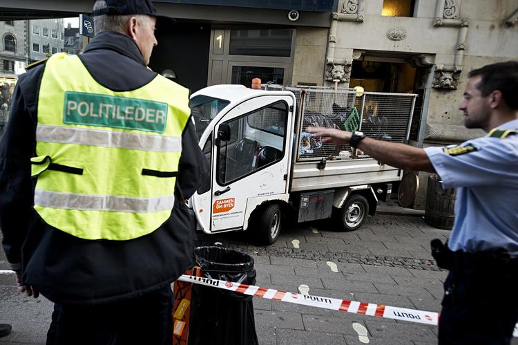 En 63-årig amerikansk turist blev i går påkørt og dræbt af en el-skraldebil på Strøget i København. 