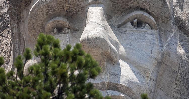 MONUMENTALT. Hovederne af fire amerikanske præsidenter er hugget ud i granit staten South Dakota. 