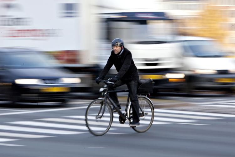TRAFIKPOLITIK. Berømt cykelblog kritiserer København for - trods de store ord - at behandle byens cykeltrafik stedmoderligt i forhold til biltrafikken. 