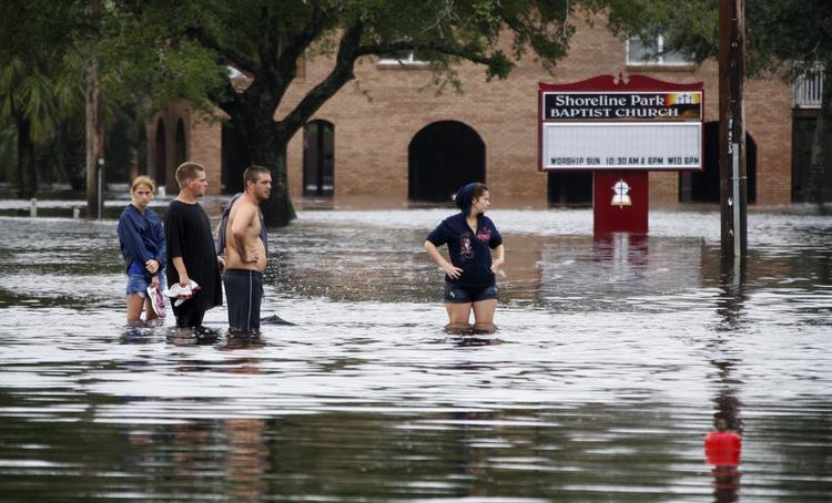 ISAAC. Tusinder er evakueret i området omkring storbyen New Orleans, hvor diger og pumper kæmpede bravt mod stormen Isaac. Her ses indbyggere i Waveland, Mississippi. 
