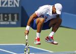 Hop. Jo-Wilfried Tsonga måtte springe en tur over nettet i første sæt mod Martin Klizan, men de franske krumspring var ikke nok. 