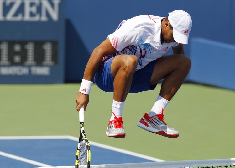 Hop. Jo-Wilfried Tsonga måtte springe en tur over nettet i første sæt mod Martin Klizan, men de franske krumspring var ikke nok. 