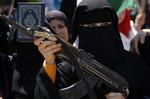 Oprør. En kvinde demonstrerer mod Assad-styret under en protest i byen Idlib. 
