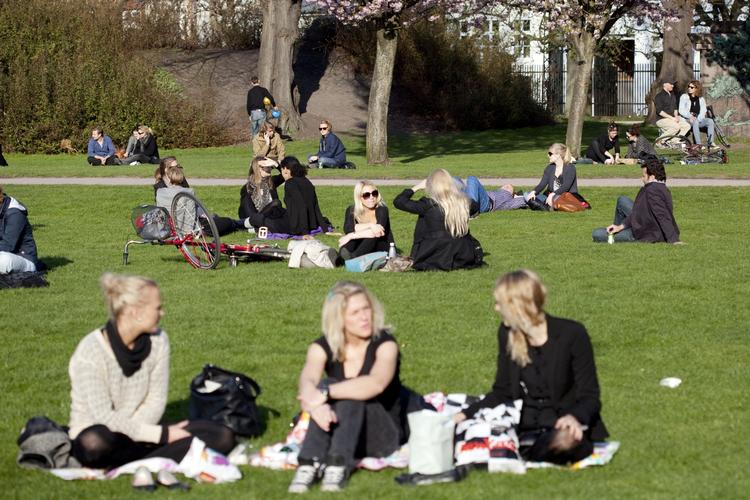 Sensommer. Hvis du har lyst til hygge i en park i weekenden, så skulle der være fine muligheder for det. 