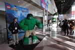 Superhelt. Der findes ikke det, som man ikke kan bygge i lego. Her efterligner en gæst ved en legetøjskonference filmfiguren Hulk. 
