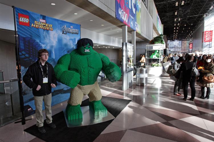 Superhelt. Der findes ikke det, som man ikke kan bygge i lego. Her efterligner en gæst ved en legetøjskonference filmfiguren Hulk. 