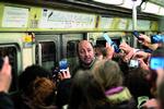 Hjælp! Martin Kazinski bliver ufrivilligt og ubegrundet forvandlet fra helt almindelig mand til mediestjerne. Og derefter styrtet ned fra den uvante trone. Her ses han omringet af borgere, der er agerer som små enmandsmedier  bevæbnet med iPhones i jagten på den gode historie, de selv har skabt. 