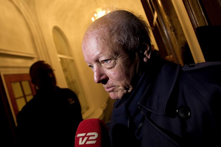 Knæfald. DR's næstformand Ole Hyltoft forsøgte at få droppet planerne om at afholde en fest i anledning ramadanens afslutning. Den såkaldte eid-fest blev dog gennemført som planlagt. 