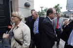 Topfolk. Bente Sorgenfrey, Harald Børsting (i midten) og Hans Bach Mortensen (kiggende til højre) mødte pressen inden mødet i Beskæftigelsesministeriet. 