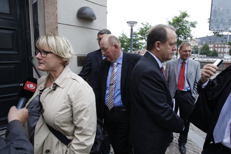 Topfolk. Bente Sorgenfrey, Harald Børsting (i midten) og Hans Bach Mortensen (kiggende til højre) mødte pressen inden mødet i Beskæftigelsesministeriet. 