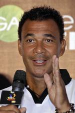 Ruud Gullit. Ved siden af sin imponerende fodboldkarriere har Ruud Gullit blandt andet indspillet reggaemusik, haft sit eget talkshow i Holland og været ekspert i flere engelske fodboldprogrammer. 