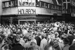 1962. Danmarks første gågade blev indviet med dans og musik. Men der var også bilister i sidegaderne, der var sure, og trykkede hornet i bund.  Foto: Københavns Museum. 