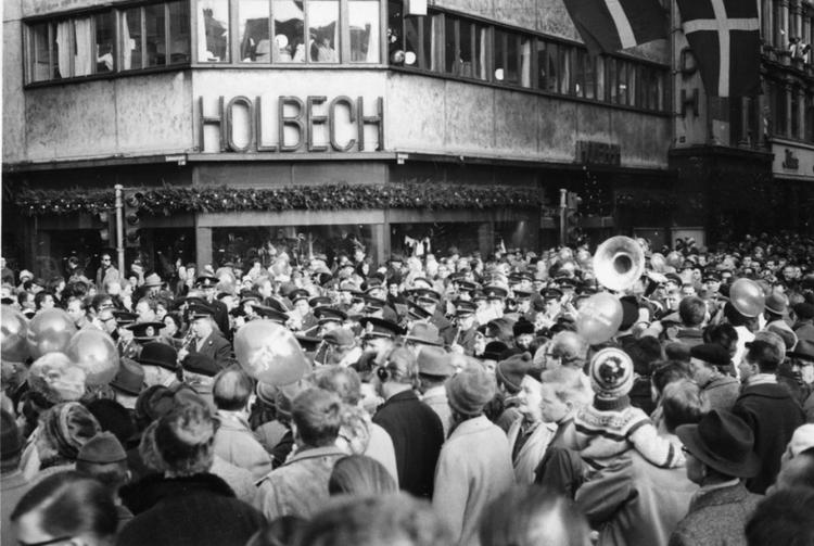 1962. Danmarks første gågade blev indviet med dans og musik. Men der var også bilister i sidegaderne, der var sure, og trykkede hornet i bund.  Foto: Københavns Museum. 