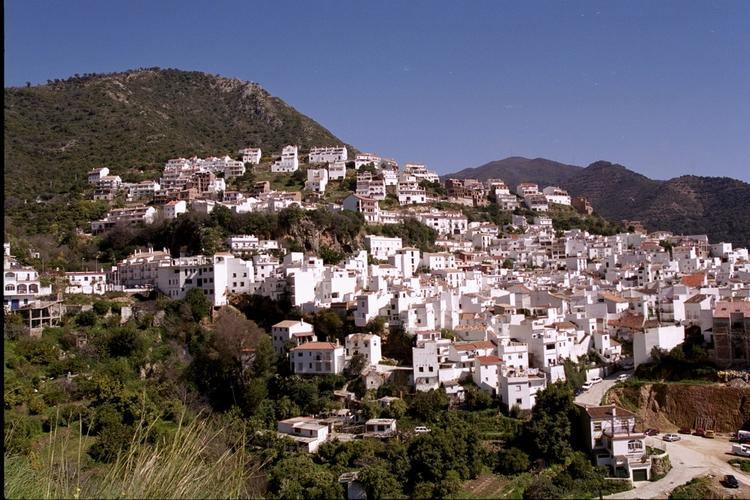 Algar er en af Andaluciaens hvide bjerglandsbyer meget lig Ojen, der her er fotograferet.  