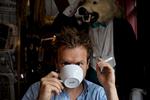 Te og vand. Christian Fuhlendorff drikker hverken alkohol eller kaffe. »Jeg er træt hele tiden, når jeg ikke får kaffe«, siger den 29-årige stand-up-komiker. Foto: Joachim Adrian 