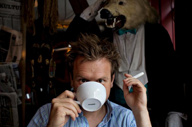 Te og vand. Christian Fuhlendorff drikker hverken alkohol eller kaffe. »Jeg er træt hele tiden, når jeg ikke får kaffe«, siger den 29-årige stand-up-komiker. Foto: Joachim Adrian 