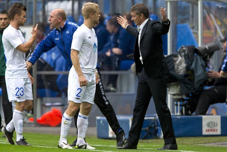 officielt. Ole Gunnar Solskjær giver instrukser til de Molde-spillere, han nu har forladt til fordel for det krævende job i Cardiff. 