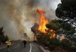 ildkamp. Brandmænd arbejder på fuldt tryk for at få styr på flammerne ved Ojen i det sydlige Spanien. 