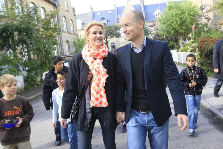 Rygter. Helle Thorning og Stephen Kinnock valgte i går at give et sjældent fælles interview på TV 2. Her beskrev Kinnock rygter om hans seksualitet som »mærkelige og meget ubehagelige«. 