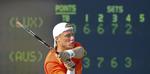 Hug. Lleyton Hewitt kom på overarbejde i New York. 