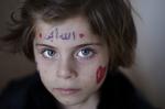 Flugt. 5-årige Aya Abdulhay er flygtet sammen med sin familie fra Syriens største by, Aleppo. Hun og familien sidder nu i en flygtningelejr på grænsen til Tyrkiet. 