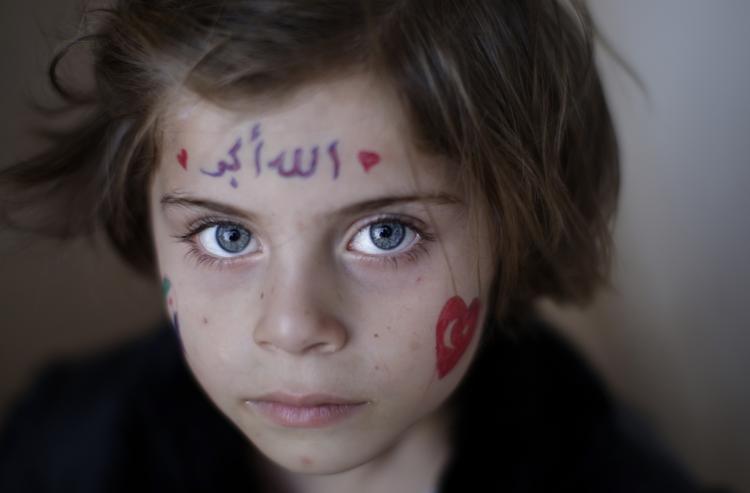 Flugt. 5-årige Aya Abdulhay er flygtet sammen med sin familie fra Syriens største by, Aleppo. Hun og familien sidder nu i en flygtningelejr på grænsen til Tyrkiet. 