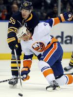 Strid. Frans Nielsen (nederst) i kamp med tyskeren Jochen Hecht fra Buffalo. 