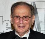 Dødsfald. Millioner af mennesker kan uden problemer synge med på Hal Davids klassikere. Nu er hans egen stemme blevet tavs. 