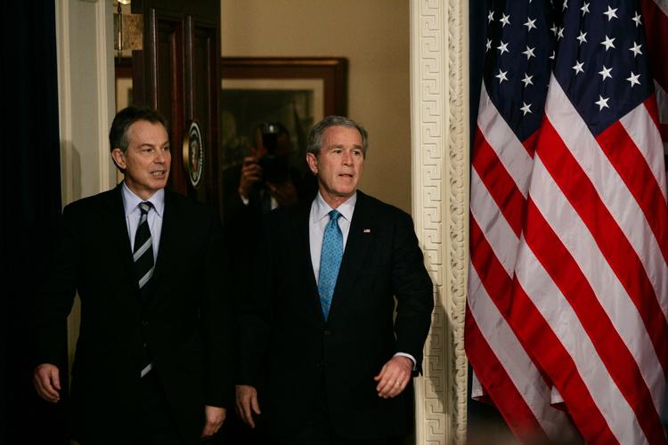 Makkerpar. Tony Blair (til venstre) og George W. Bush var hinandens tætteste allierede. Her er Bliar på besøg i Washington i 2006. 