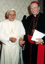 Kritiker. Carlo Maria Martini (til højre) ses her i selskab med pave Benedict efter et møde i 2005. 