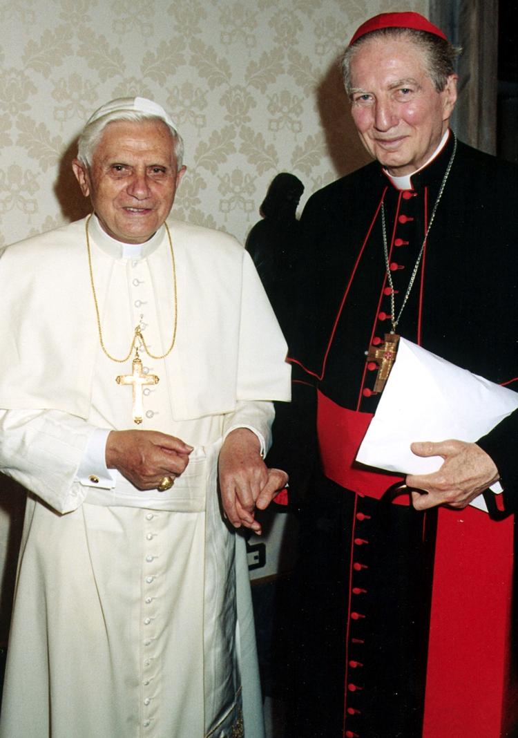 Kritiker. Carlo Maria Martini (til højre) ses her i selskab med pave Benedict efter et møde i 2005. 